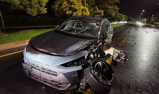 Niğde'de refüje çıkarak, ağaca çarpan SUV araç kullanılamaz hale geldi