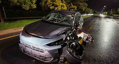 Niğde'de refüje çıkarak, ağaca çarpan SUV araç kullanılamaz hale geldi
