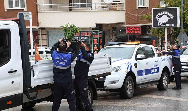 Nilüfer'de kaldırım ve yolları işgal eden tabelalar toplandı