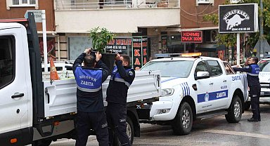 Nilüfer'de kaldırım ve yolları işgal eden tabelalar toplandı