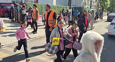 Öğrenci servislerinde yeni güvenlik adımı: Reflektörlü yelek