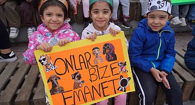 Öğrenciler barınak ziyareti yaparak hayvanları sevdi ve mama verdi