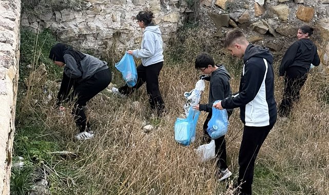 Öğrenciler Bayburt Kalesi'nin çevresini temizledi