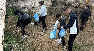 Öğrenciler Bayburt Kalesi'nin çevresini temizledi