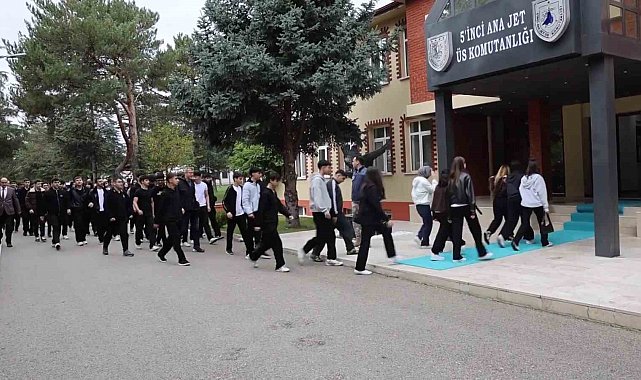 Öğrenciler kahraman havacılarla buluştu, savaşan şahinler Karadeniz'e havalandı