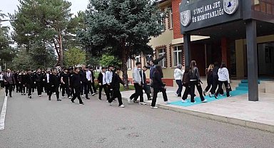 Öğrenciler kahraman havacılarla buluştu, savaşan şahinler Karadeniz'e havalandı