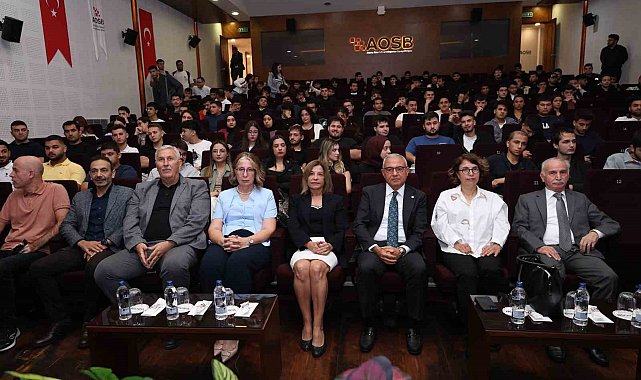 Öğrenciler, sanayi sektörü ve kariyer fırsatları hakkında bilgilendirildi