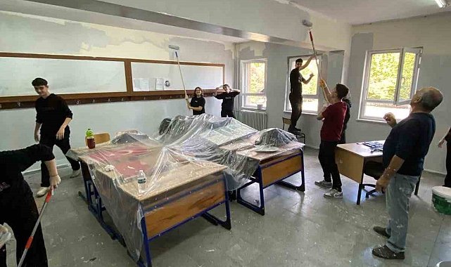 Öğrenciler sınıflarını kendi elleriyle boyadılar