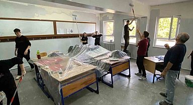 Öğrenciler sınıflarını kendi elleriyle boyadılar