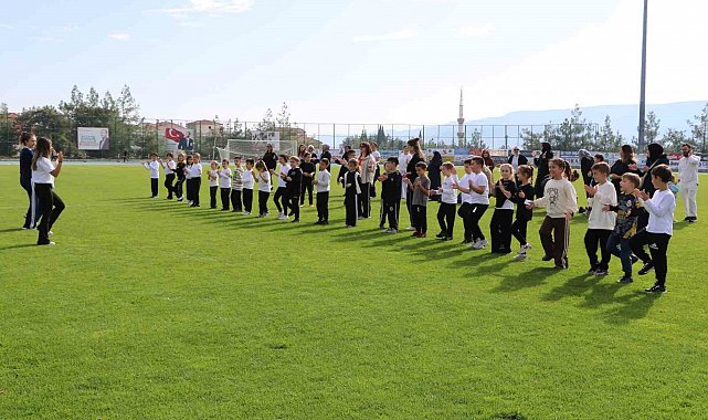 Öğrenciler ve aileler spor yapıp, geleneksel oyunlar oynadı
