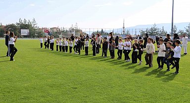 Öğrenciler ve aileler spor yapıp, geleneksel oyunlar oynadı