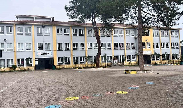 Öğrencilerin kavgasını ayıran hizmetli darbedildi, öğretmen baygınlık geçirdi