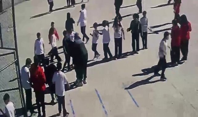 Öğretmenin hayat kurtaran manevrası güvenlik kamerasında
