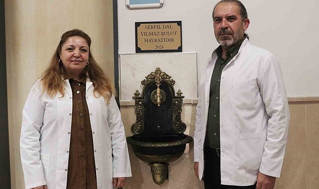 Okul müdürü ve yardımcısı, öğrencilere örnek olmak için okul koridorunda hayır çeşmesi kurdu