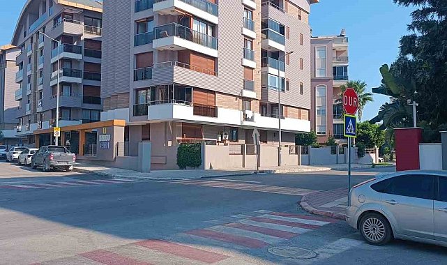 Okul servisinden indi, yolun karşısına geçerken başka servisin çarpmasıyla hastanelik oldu