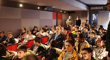 Oltu'da mobil sinema tırı 650 öğrenciye sinema keyfi yaşattı