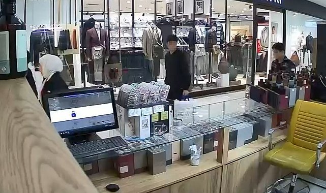 Önce kokladı, hoşuna gidince parfümü cebine koyup uzaklaştı