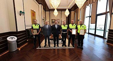 Örnek davranışıyla Bakan Çiftçi'nin takdirini toplayan polis memurlarına başarı belgesi verildi