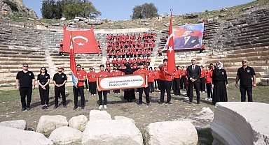 Osmaniye'de 103 öğrenci Cumhuriyet'in 103. yılını antik kentte kutladı