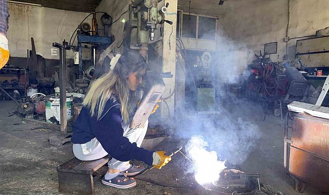 Osmaniye'de üniversite mezunu genç kız tornacı babasına çıraklık yapıyor