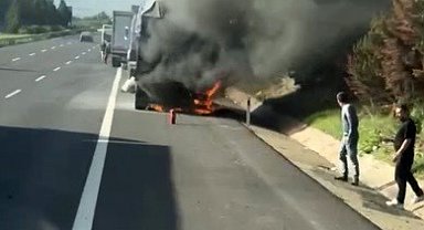 Osmaniye'de yem yüklü tır alev aldı, itfaiye ekipleri söndürdü