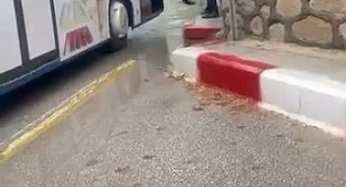 Otobüs şoförü ile kavga eden şahıs şemsiye ile saldırdı