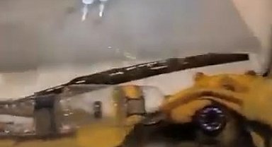 Otobüsün arkasına tutunarak patenle yolculuk etti