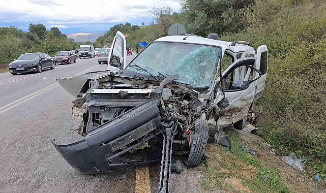 Otomobil ile hafif ticari araç kafa kafaya çarpıştı: 2 yaralı