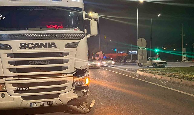 Otomobil ile tırın çarpıştığı maddi hasarlı kaza kamerada