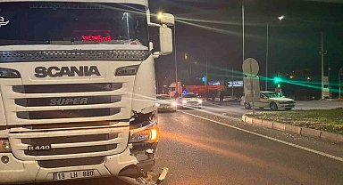 Otomobil ile tırın çarpıştığı maddi hasarlı kaza kamerada