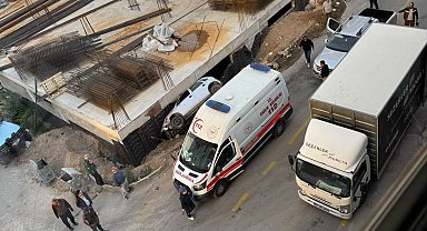Otomobil inşaatın temeline düştü