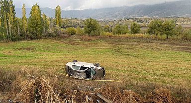 Otomobil şarampole devrildi: 2 yaralı