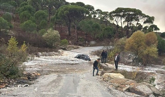 Otomobildeki iki kişi sele kapılmadan kurtarıldı