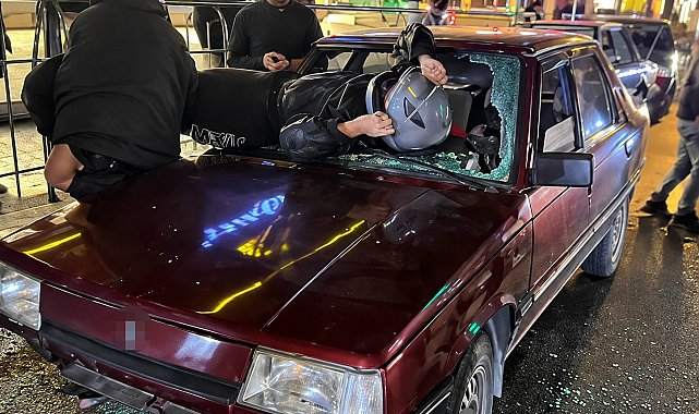 Otomobile çarpan motosiklet sürücüsü camdan içeri girdi