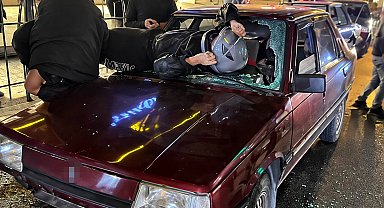 Otomobile çarpan motosiklet sürücüsü camdan içeri girdi