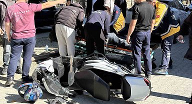 Otomobile çarpan motosikletin sürücüsü yaralandı: Kaza anı kamerada