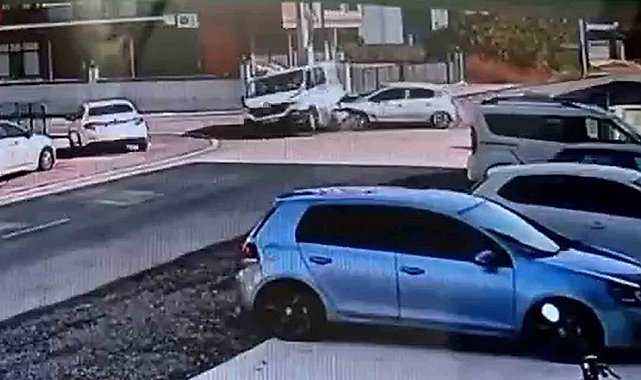 Otomobilin çarptığı minibüs park halindeki aracın üzerine çıktı: Kazanın görüntüleri ortaya çıktı