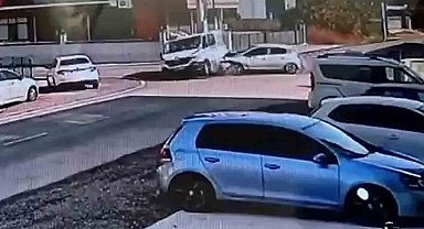 Otomobilin çarptığı minibüs park halindeki aracın üzerine çıktı: Kazanın görüntüleri ortaya çıktı