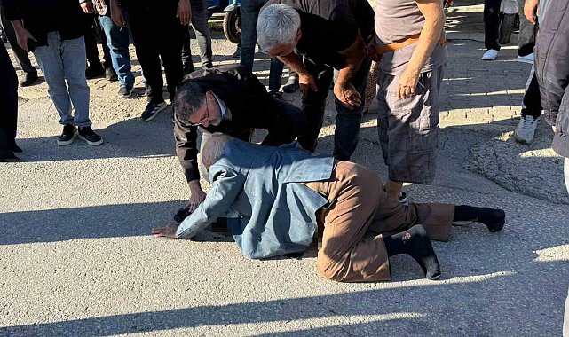 Otomobilin çarptığı yaşlı adama ilk müdahale yoldan geçen doktor belediye başkanından geldi