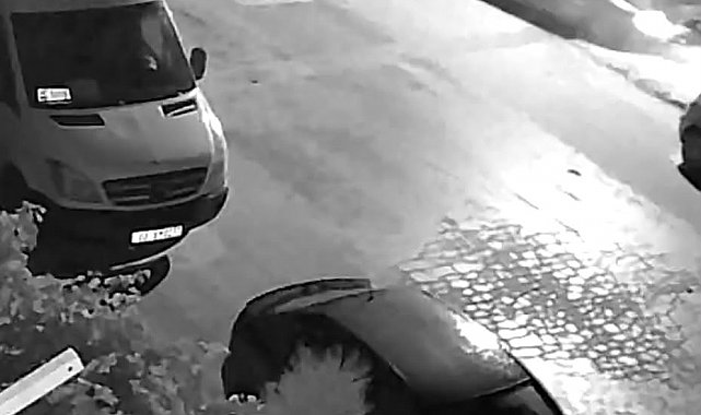 Otomobilin elektrik direğine çarptığı anlar güvenlik kamerasında