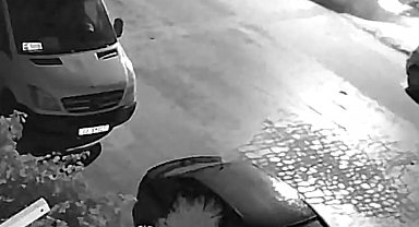 Otomobilin elektrik direğine çarptığı anlar güvenlik kamerasında