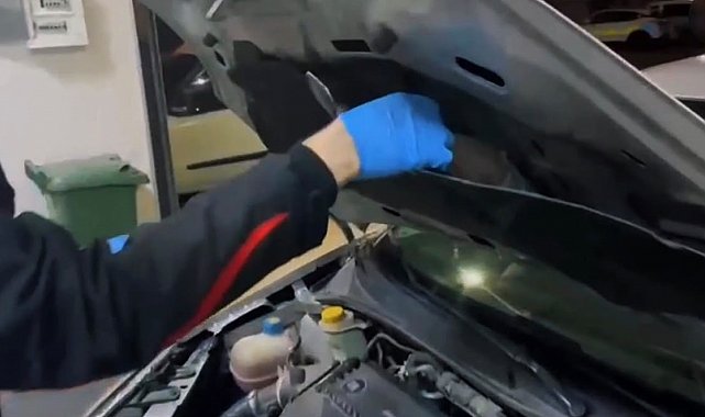 Otomobilin kaputundan uyuşturucu, cüzdandan altınlar çıktı
