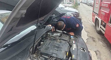 Otomobilin motor bölümüne giren yavru kedi 1 saatlik uğraşın ardından çıktı