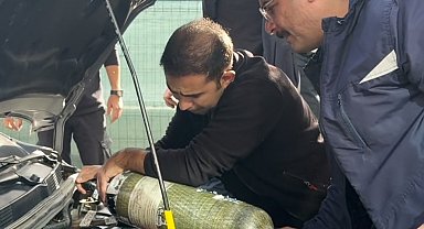 Otomobilin motor kısmına saklanan kedi oksijen gazı basılarak çıkarıldı