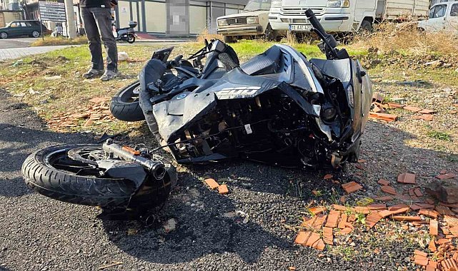 Otomobille çarpışan motosiklet sürücüsü havaya uçtu: Trafik kazası kamerada