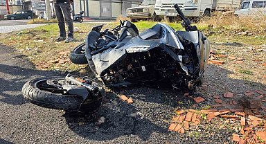 Otomobille çarpışan motosiklet sürücüsü havaya uçtu: Trafik kazası kamerada