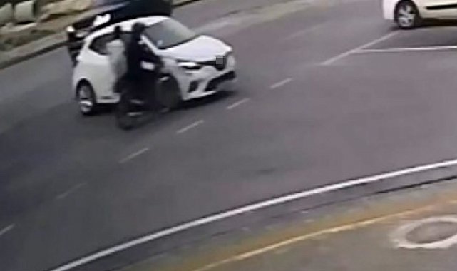 Otomobille çarpışan motosikletteki 2 kişi yaralandı, kaza kameraya yansıdı
