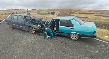 Otomobillerin kafa kafaya çarpıştığı kazada 5 kişi yaralandı