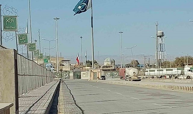 Pakistan güvenlik gerekçesiyle İran ile iki sınır kapısında ticareti durdurdu
