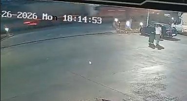 Pancar yüklü traktöre tır çarptı, şeker pancarları yola saçıldı